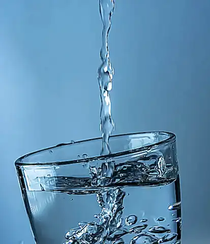 **Agua limpia y baño público.**