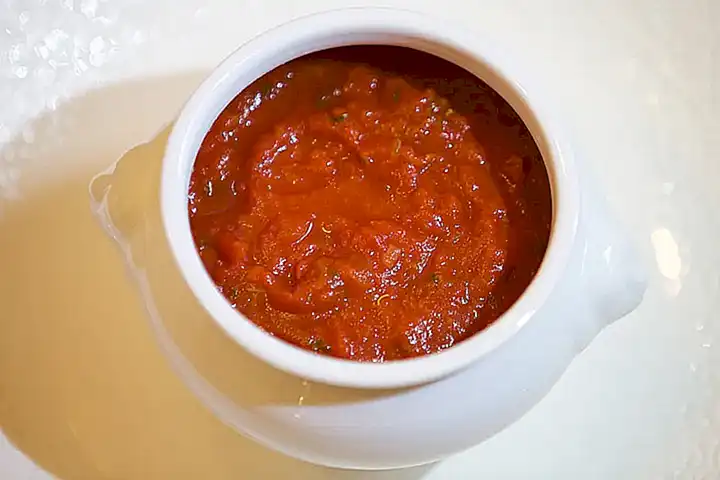 Añadir salsa de tomate y cebolla y especias