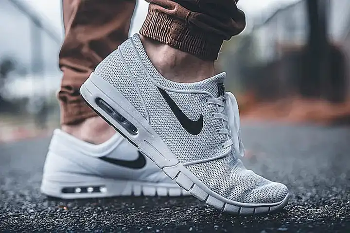 Creando sus propios zapatos como solución creativa