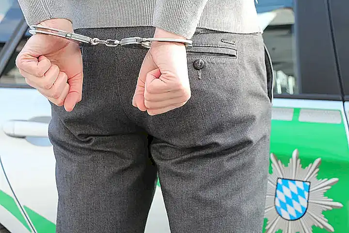 ***Detención y acusación***