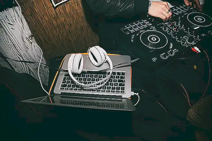 Espacio para entretenimiento y música antes del partido.