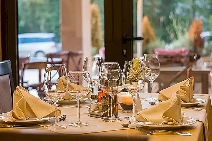 Ética del servicio de agua filtrada en restaurantes