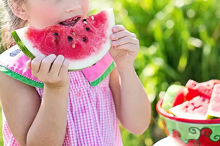 combina-nutrientes-como-proteinas-y-frutas-durante-el-dia_h2_1549.webp