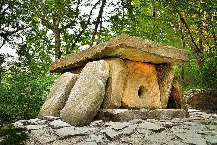 La brujería y los misterios del dolmen