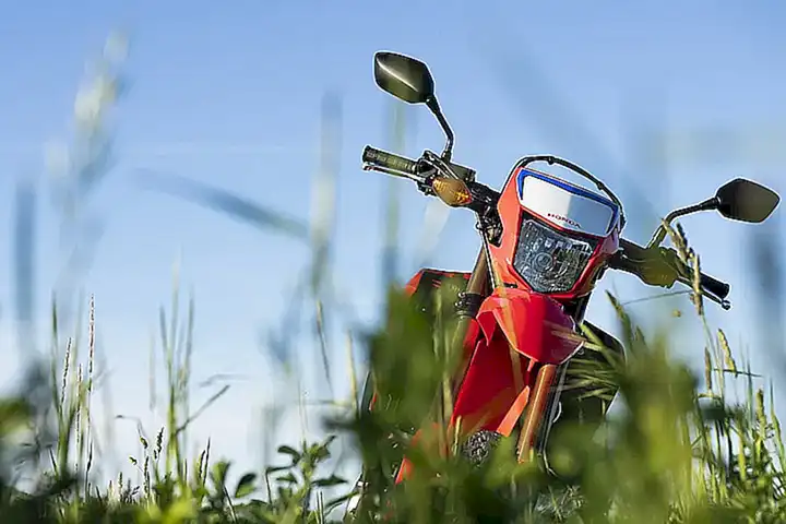 Motos de turismo para viajes largos como la Honda ADV 350