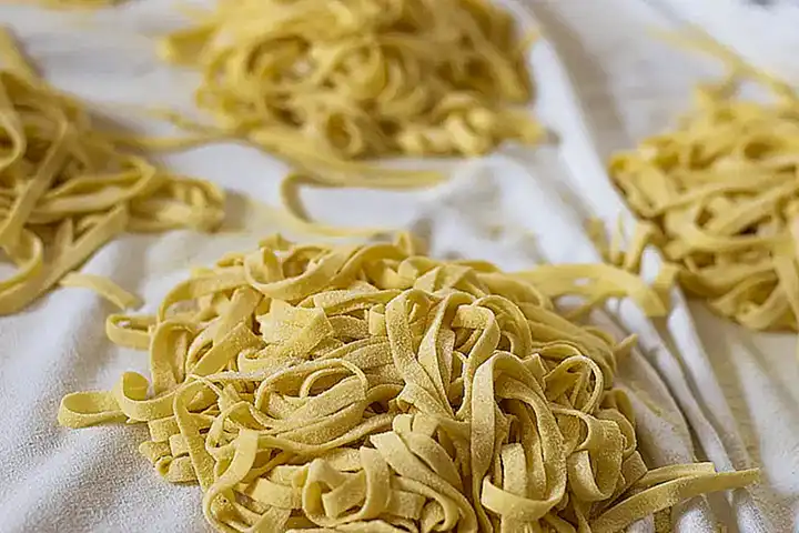Preparación de la base con fideos y verduras