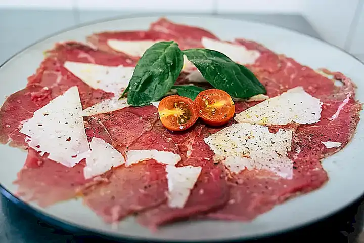 Presentando un carpaccio atractivo