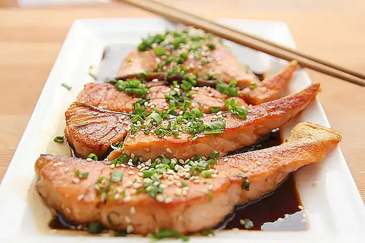 Productos ricos en fibra como frutas y pescado pueden ayudar a combatir las hemorroides.