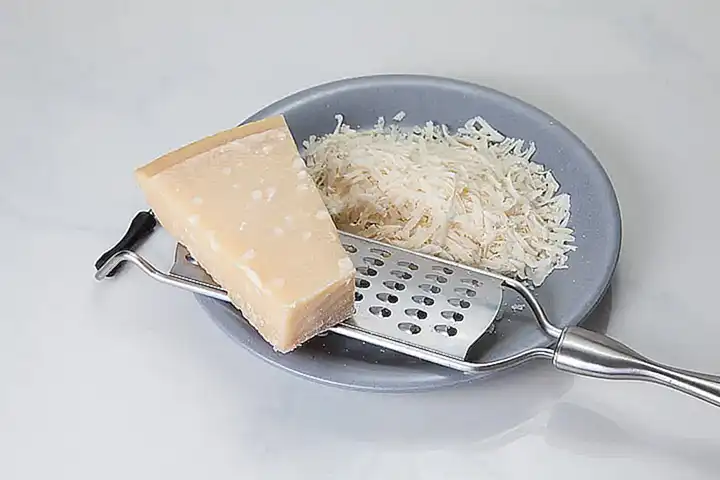 Quesos fuertes como queso cheddar o parmesano pueden empeorar la sensibilidad del intestino.