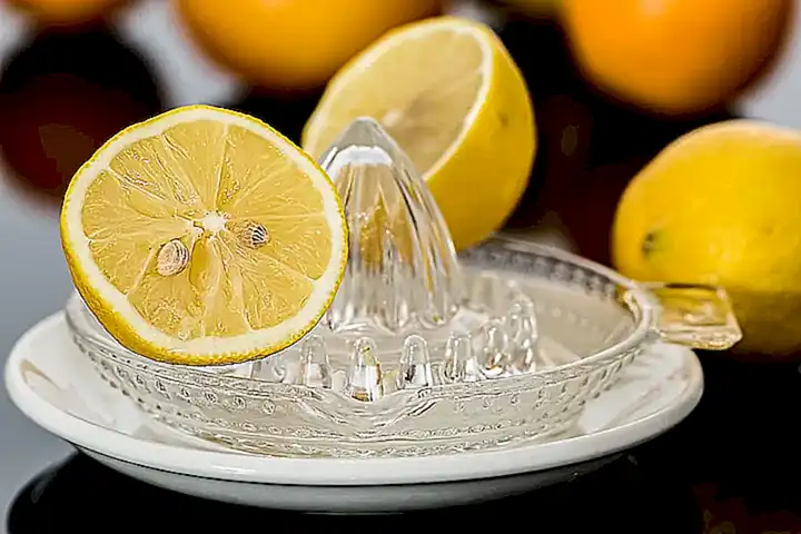 Sumergir en agua con zumo de limón